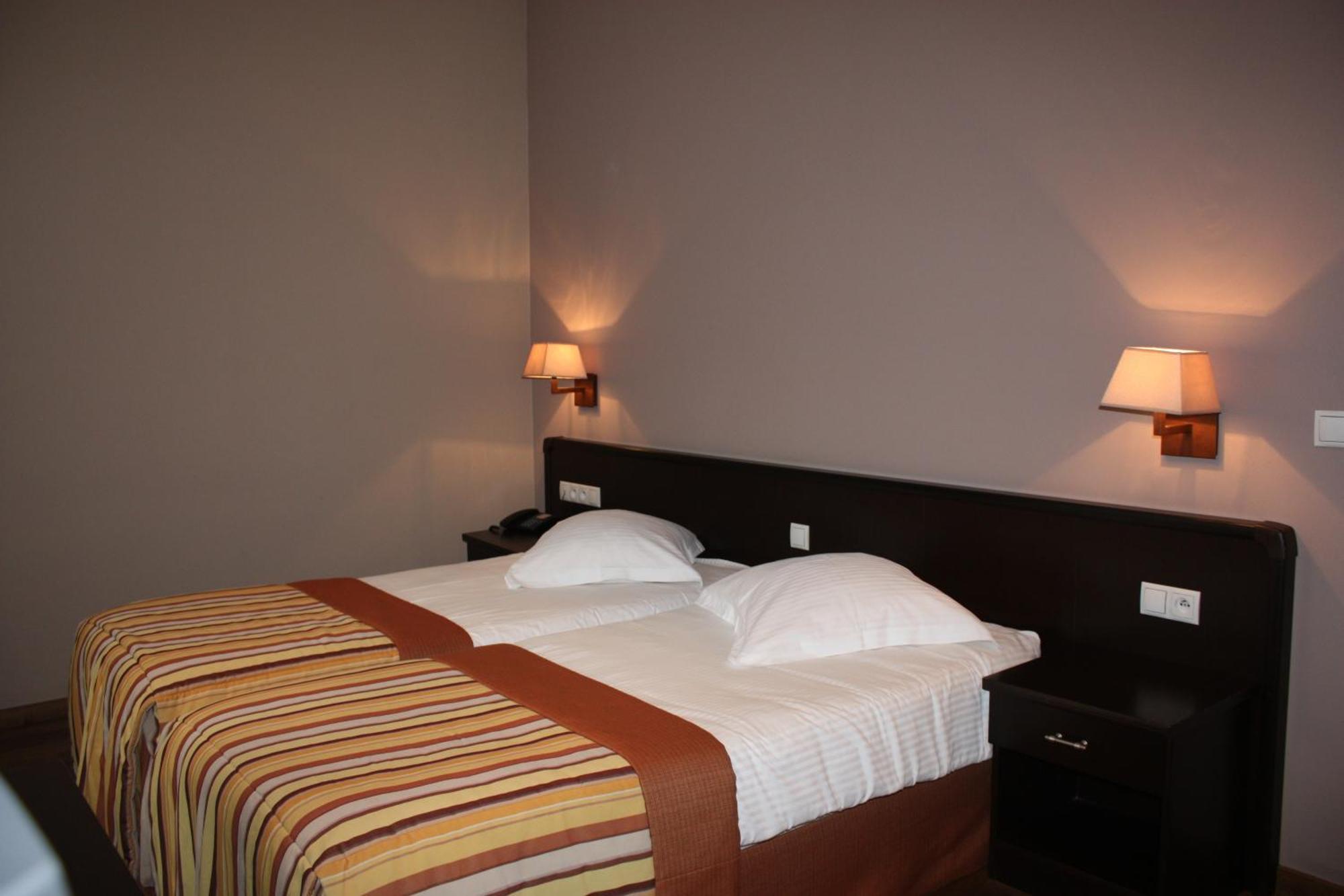 בסטון Hotel Giorgi Et Logements Insolites-Jacuzzi Prive מראה חיצוני תמונה