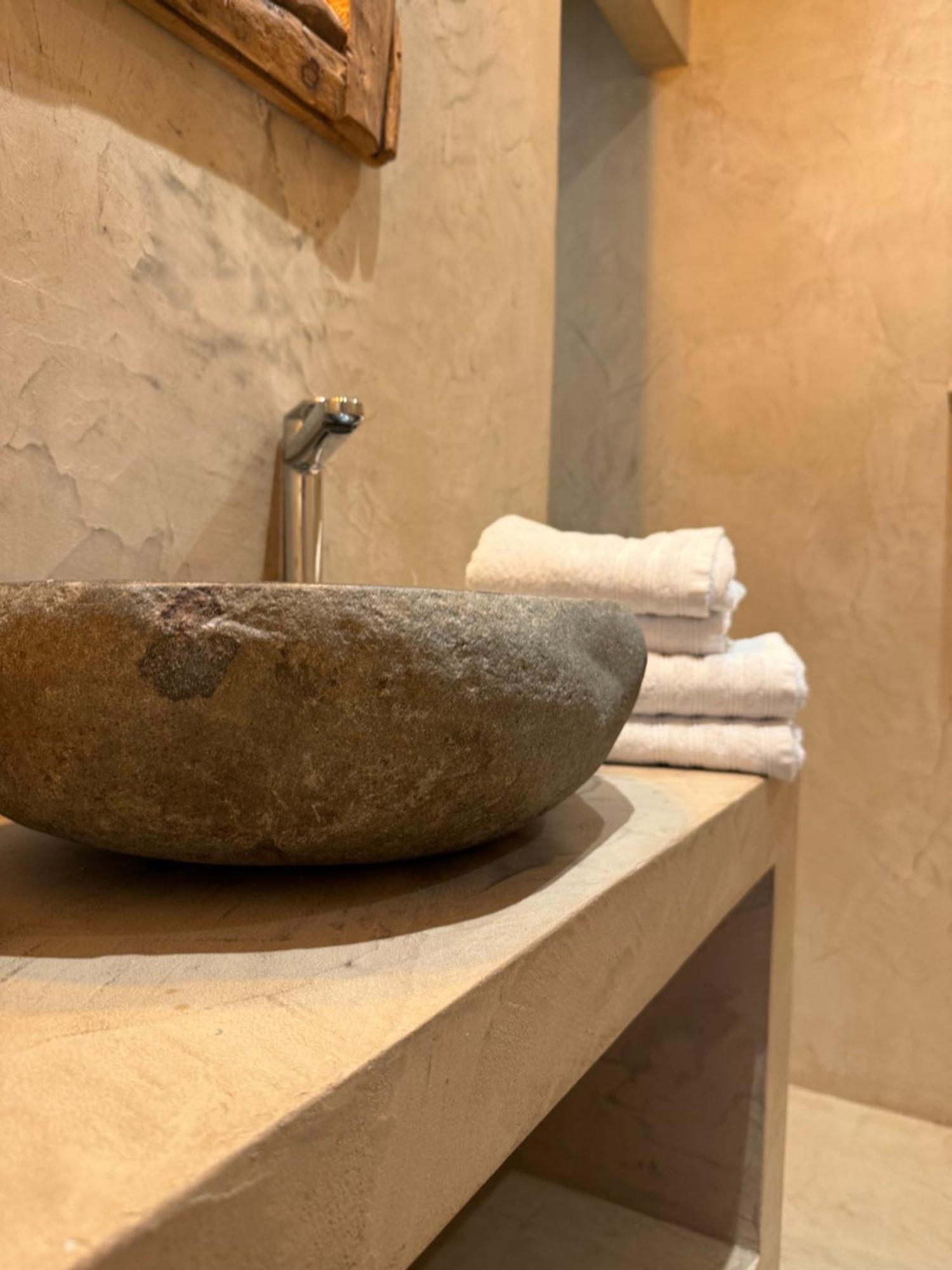 בסטון Hotel Giorgi Et Logements Insolites-Jacuzzi Prive מראה חיצוני תמונה