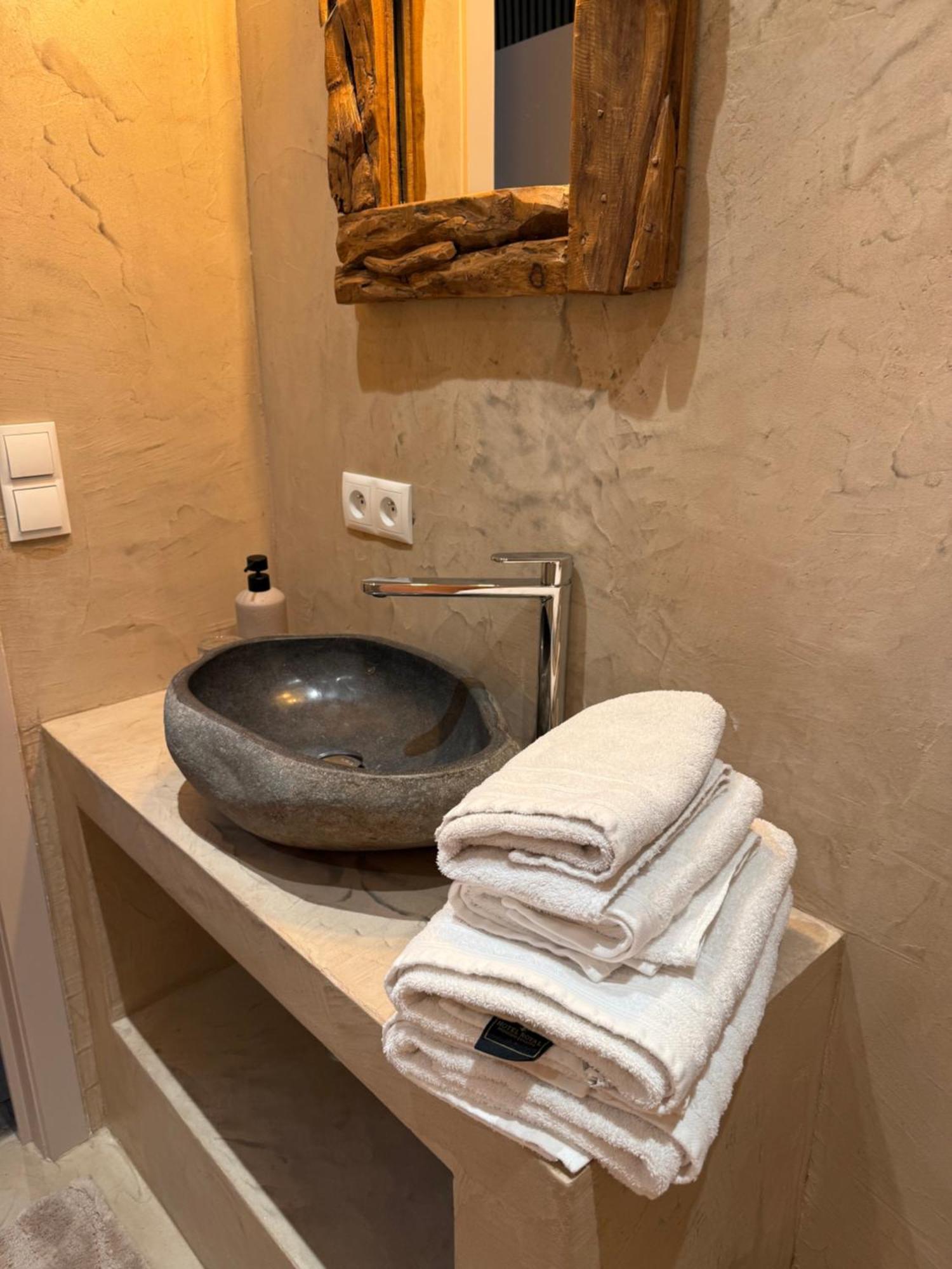 בסטון Hotel Giorgi Et Logements Insolites-Jacuzzi Prive מראה חיצוני תמונה